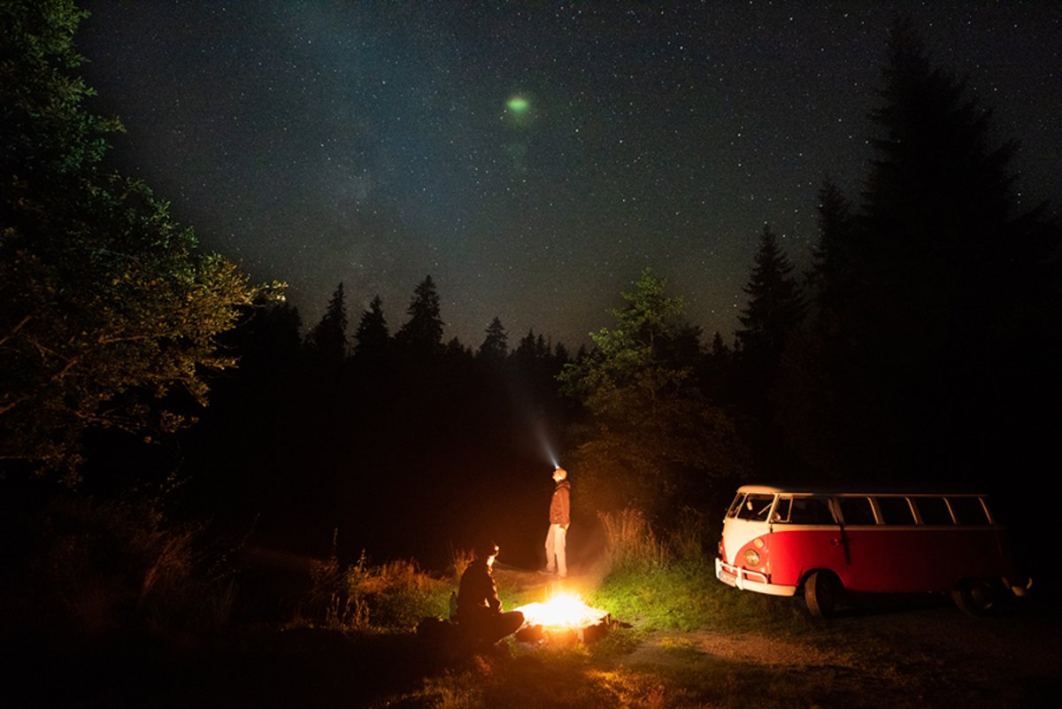 VW T1-Bulli Erwin bei Nacht am Lagerfeuer